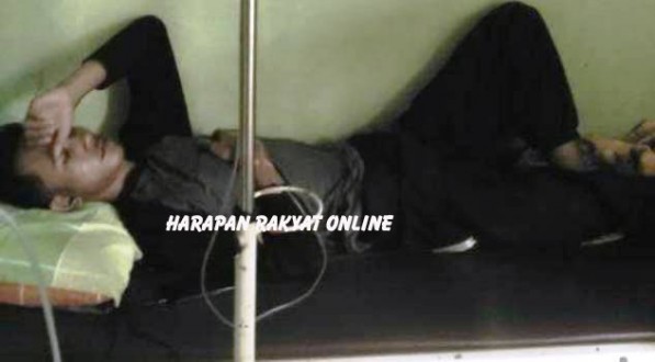 Ujang Nana Sukmana (21), seorang staff Desa Sukahurip, warga Dusun Ciodeng,  tengah menjalani perawatan di klinik. Photo: Suherman/HR.