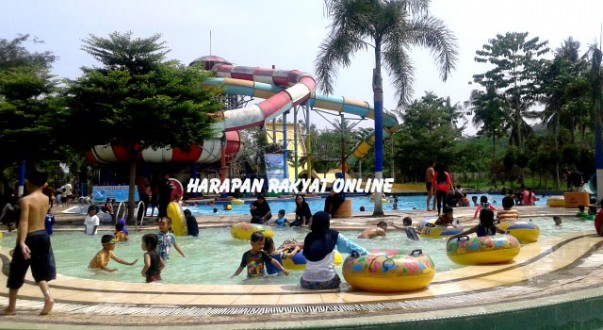 Pengunjung Banjar Water Park (BWP) tampak sedang menikmati wahana yang tersedia. Photo: Nanang Supendi/HR. 