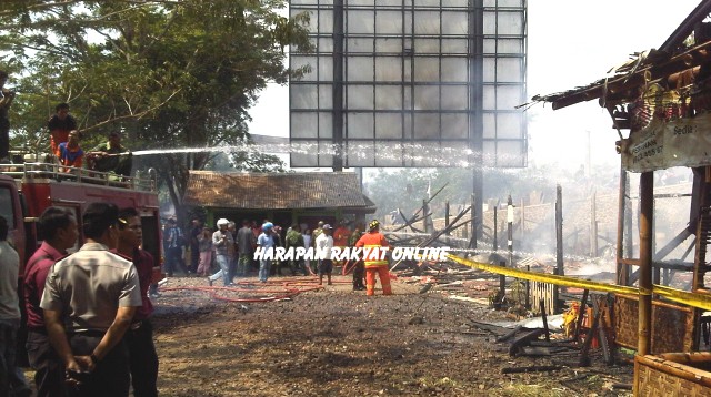 Petugas pemadam kebakaran kota Banjar bersama petugas kepolisian dan warga, tengah memadamkan 7 kantin yang terbakar di jalan KH. Zaenal Mustofa, atau tepatnya didepan SMA N 1 Banjar, sekitar pukul 11.00 WIB, Senin (27/07/2015). Foto: Hermanto/HR.