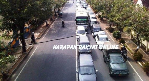 Pada H + 3 Lebaran, antrian kendaraan arus balik yang melintasi jalur utama wilayah Kota Banjar, tampak mulai padat. Photo: Hermanto/HR.