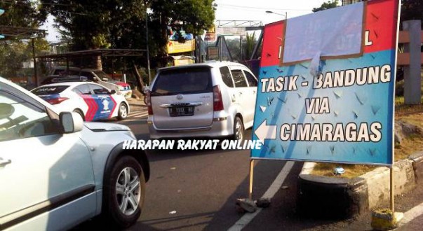 Untuk mengurangi kepadatan arus lalu-lintas, kendaraan arus balik pada H + 3 Lebaran dari arah Timur menuju Barat dialihkan ke jalur alternatif melalui jalur Cimaragas. Photo: Hermanto/HR.
