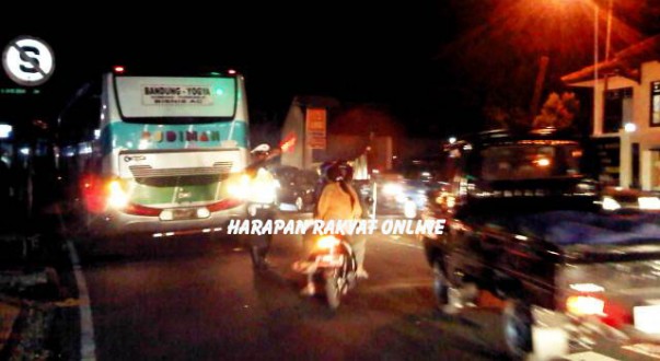 Petugas Polantas dari Polresta Banjar tampak tengah mengatur lalu-lintas kendaraan arus balik yang padat. Photo: Hermanto/HR.