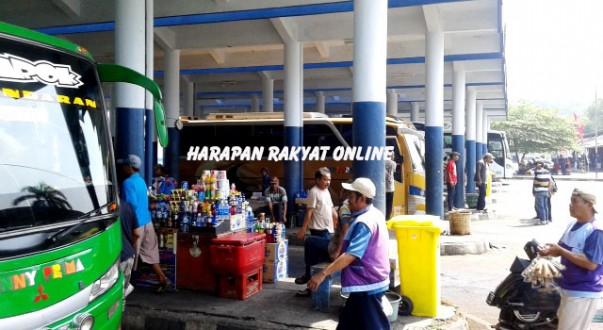 Situasi di Terminal Bus Banjar pada H+4 Lebaran, tepatnya Selasa (21/07/2015), tampak masih lengang. Photo: Nanang Supendi/HR.