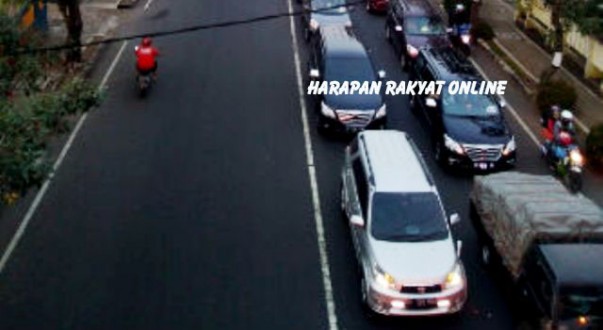 Antrian kendaraan arus balik dari arah Timur menuju Barat yang melintas di Jl. Brigjen. M Isa, tampak mengular hingga panjangnya mencapai lebih dari 4 kilometer. Photo: Hermanto/HR.