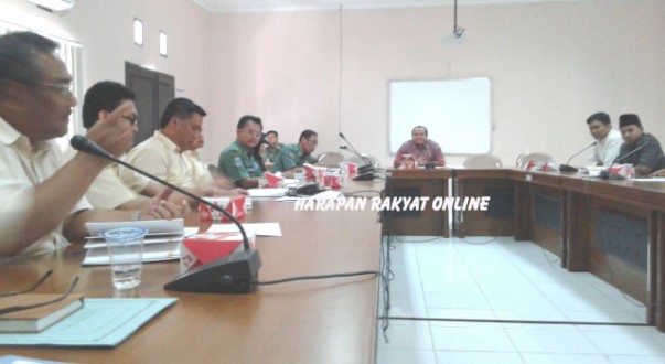 Komisi I DPRD Kota Banjar, saat dengar pendapat dengan pihak Bulog di ruang Bamus. Photo: Nanang Supendi/HR. 