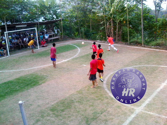 Pertandingan Futsal antar warga binaan serta petugas Lapas yang digelar Lapas kelas III di lapangan Futsal Lapas Banjar, Kamis (6/8/2015). Foto : Hermanto/HR.
