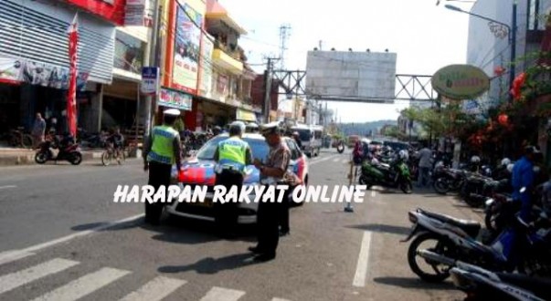 Petugas Satlantas Poresta Banjar, saat melakukan razia, sekaligus penilangan terhadap para pengemudi kendaraan yang parkir bukan pada tempatnya. Photo: Hermanto/HR.