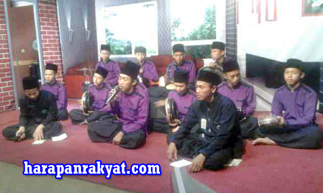 Grup Marawis Azzahrussolawat Banjar Menyebarkan Dakwah Lewat Syair