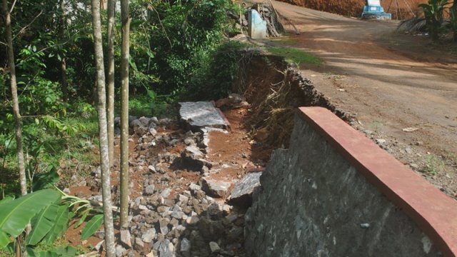 Tembok Proteksi Tebing di Baregbeg Ciamis Ambrol - HarapanRakyat.com