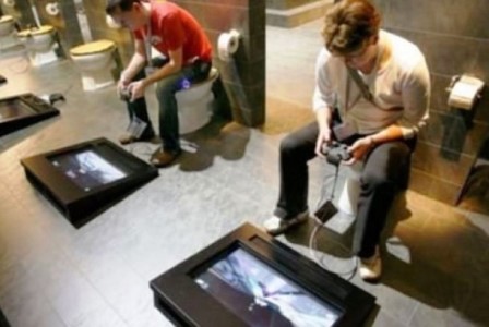 Toilet dengan video game