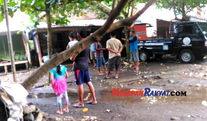 Sejumlah kios yang berada di pantai Pangandaran mengalami kerusakan akibat gelombang pasang yang terus meninggi hingga hari. Foto: Entang Saeful Rachman/HR