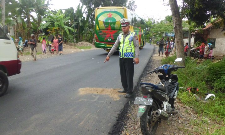 Polisi saat menujukan bekas darah korban usai terjadi kecelakaan di jalan raya Banjar- Pangandaran atau tepatnya di depan kampus SMPN 2 Pamarican, di Dusun Cisaar, Desa Kertahayu, Kecamatan Pamarican, Kabupaten Ciamis, Minggu (31/07/2016) siang. Foto: Suherman/HR