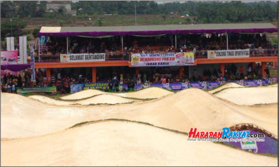 jelang-pembukaan-kompetisi-ribuan-siswa-padati-venue-bmx-ciamis2