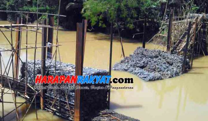 Pengerjaan Jembatan Bailey Ciputrapinggan Pangandaran Terkendala Palung Sungai