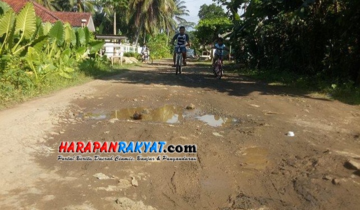 Warga Minta Jalan Rusak di Lakbok Ciamis Ini Segera Diperbaiki