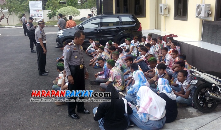 Corat coret Seragam  Saat Kelulusan Puluhan Pelajar SLTA  