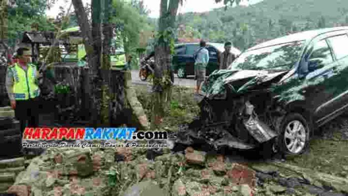 Mobil Pejabat Pemkab Pangandaran Tabrak Motor dan Pagar Rumah, Satu Orang Luka Parah