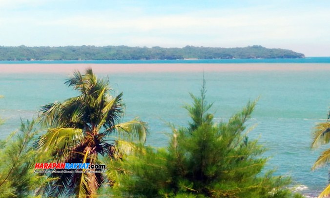 laut dua warna di Pantai Karapyak Pangandaran