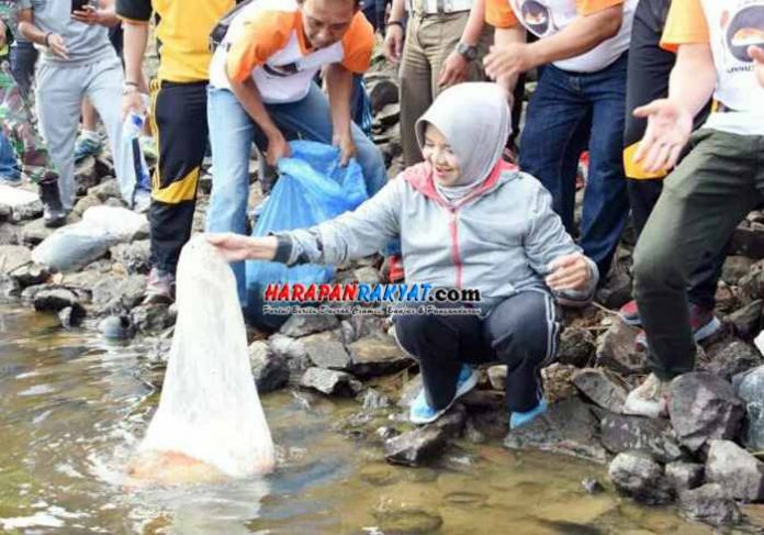 Pemkot Banjar Kembali Tebar 4 Kuintal Benih Ikan Mas di Situ Leutik