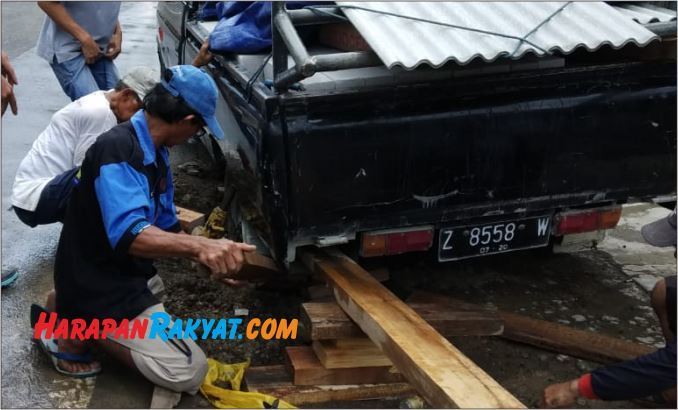 Proyek Galian Kabel Optik di Ciamis Dikeluhkan Pengguna Jalan (1)