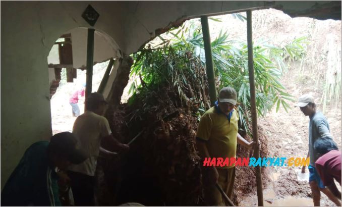 Rumah Warga Pamarican Ciamis Diterjang Longsor