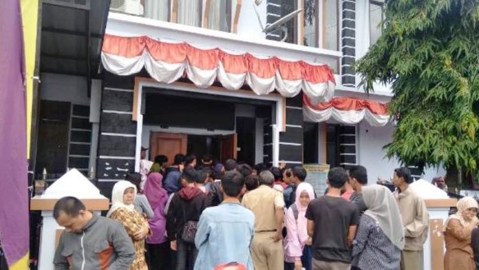 Warga berkerumun saat mengantri untuk mendapatkan pelayanan Disdukcapil Ciamis