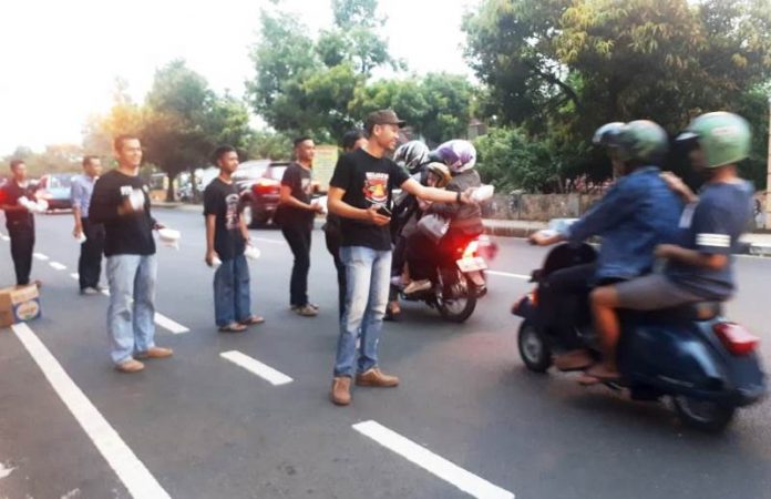 SOG dan BVC Bagikan Takjil di Jalan Jensoed Ciamis