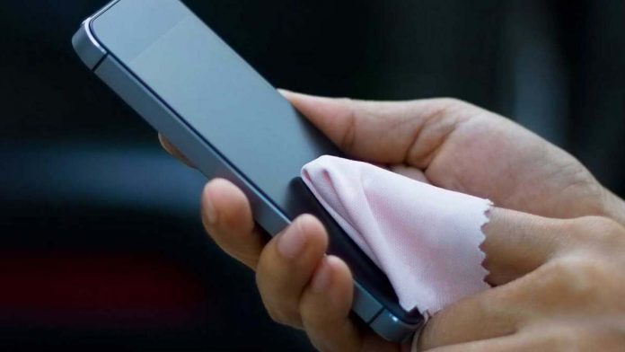 Layar HP Ingin Dibersihkan