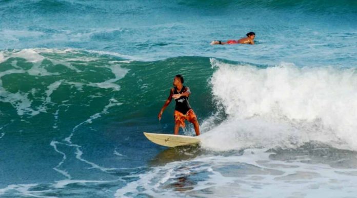 Spot surfing di Pangandaran terdapat di tiga pantai