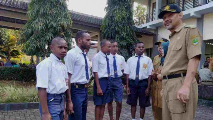 enam anak papua