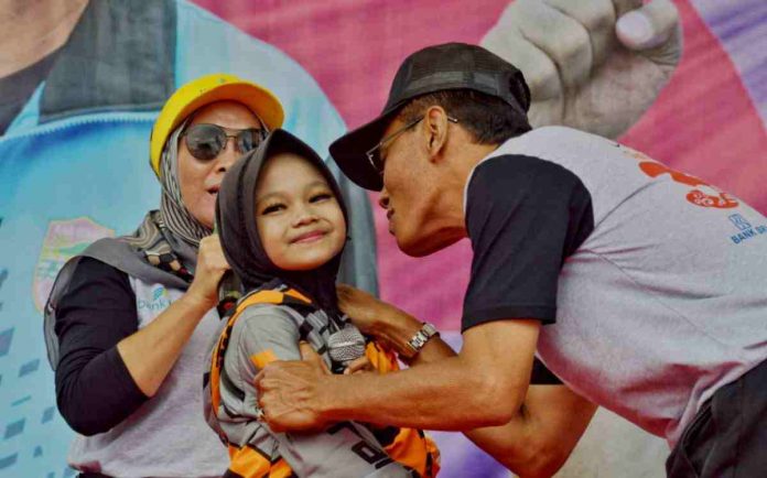 Bupati Ciamis Herdiat Sunarya, saat memeluk Nissa
