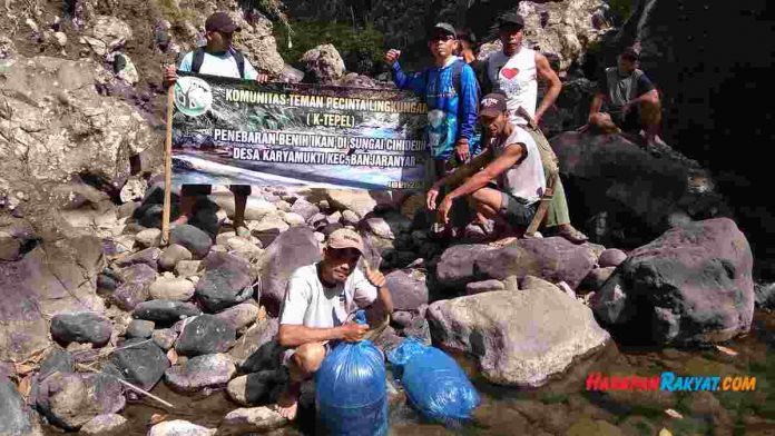 pemuda ciamis tebar benih ikan