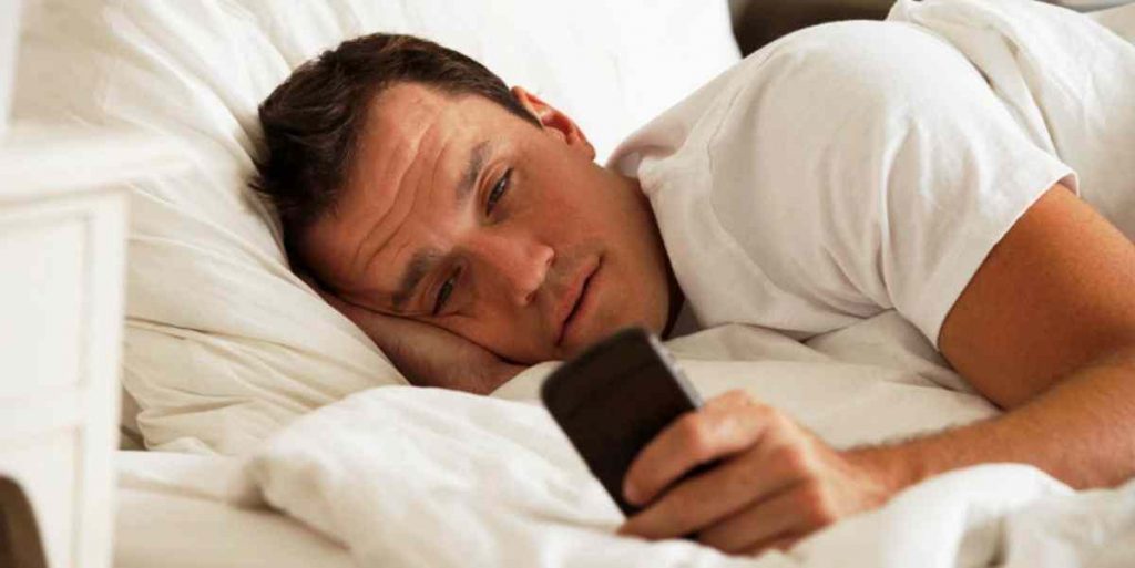 Bangun tidur langsung cek smartphone.