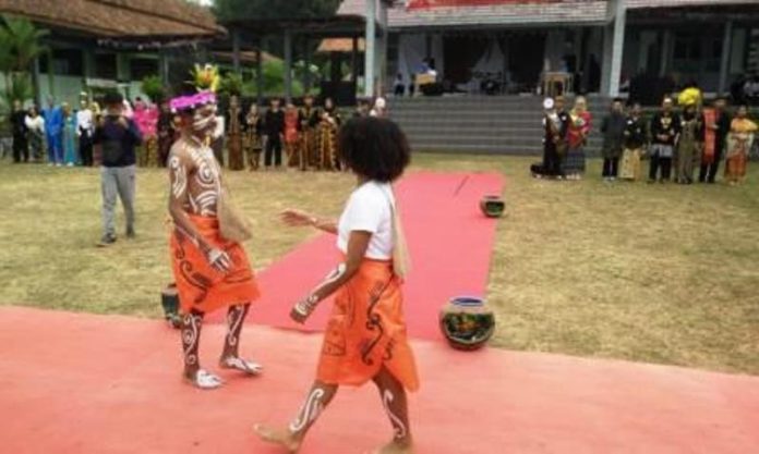 Fashion Show “Busana Daerah” Meriahkan HUT RI di SMAN 3 Ciamis