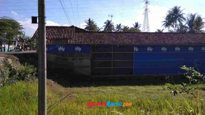 Bau Kandang Ayam di Pamarican