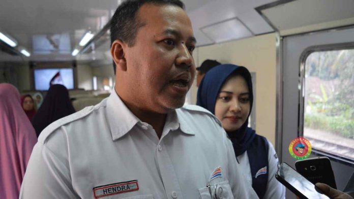 Deputi EVP Daop 2 Bandung saat menjelaskan Kereta Pangandaran