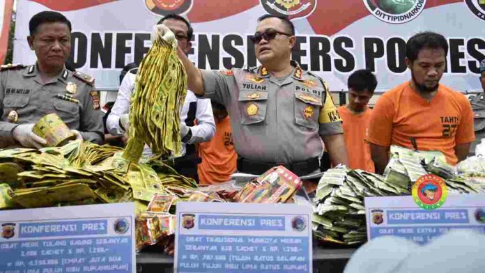 Kapolres saat menunjukkan obat tradisional palsu