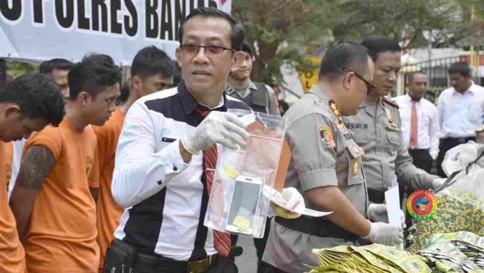 Sat Reskrim saat mengamankan barang bukti dari Pengedar Narkotika