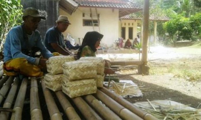 Pengrajin Besek Kota Banjar