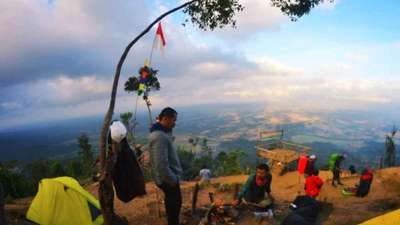 Tempat Camping Di Ciamis Puncak Jamiaki Suguhkan Panorama Indah