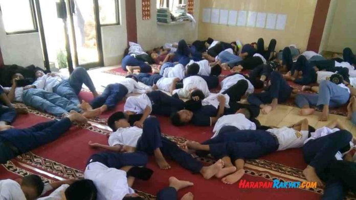 Siswa Tidur Siang
