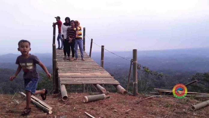 Pengunjung saat memanfaatkan salah satu spot swafoto di Wisata Gunung Sindangrasa