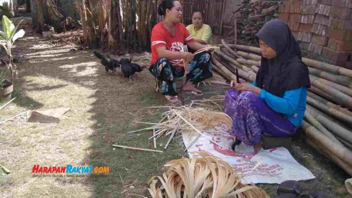 pengrajin besek di Ciamis