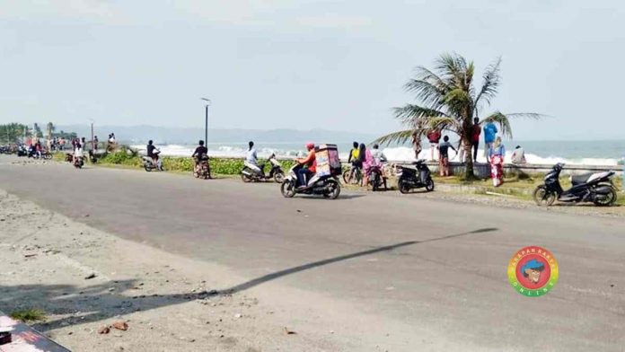 Jalan pesisir Pangandaran