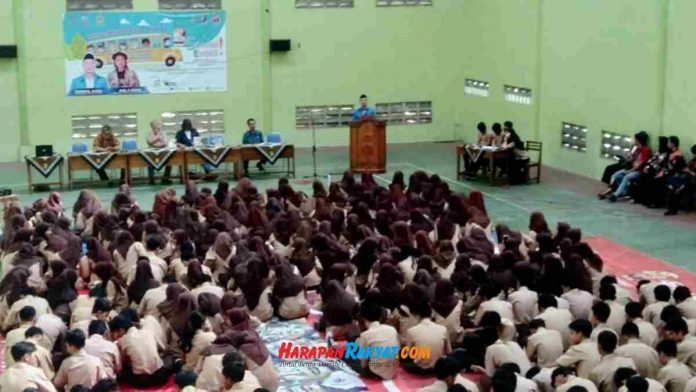 KNPI Goes to School