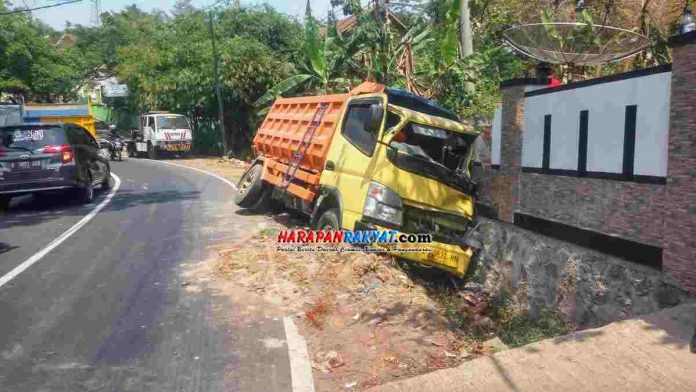 Dump Truck Pengangkut Batu Hantam Pagar Rumah Warga di Kota Banjar