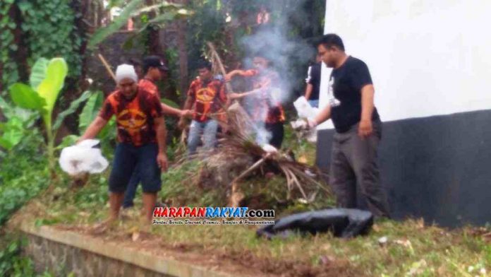 Oi dan Pemuda Pancasila di Kota Banjar Bersihkan Sampah di Sungai Ciroas