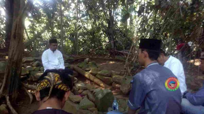 Perangkat Desa Kawali Rutin Ziarah Makam Leluhur