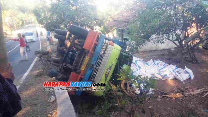 Truk Pengangkut Pupuk Terguling di Jalan Raya Kota Banjar-Cimaragas