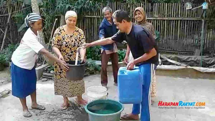 Warga Pangandaran Beli Air Bersih